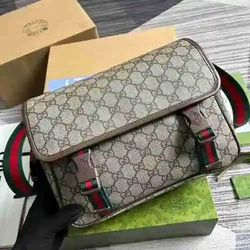 El bolso cruzado exclusivo para hombre de GUCCI está hecho de piel de vaca original importada, bolsa