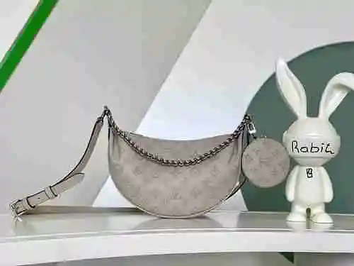 El bolso cruzado LV está hecho de cuero original importado de primer nivel y una versión réplica de 