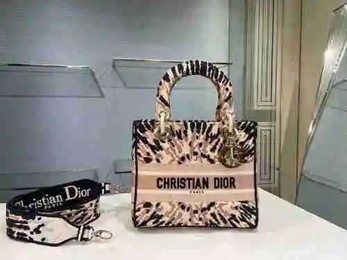 DI Home Handbag adopta cuero original importado de alto nivel y una versión de réplica de alta gama 