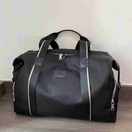 PR@ADA La bolsa de viaje exclusiva para hombres está hecha de piel de vaca importada de primera cali