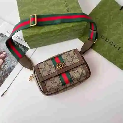 El bolso bandolera GUCCI está hecho de material de lona importado, con una bolsa de regalo de entreg