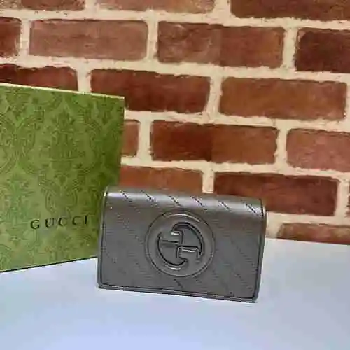 La billetera con clip largo GUCCI adopta una bolsa de regalo de entrega de alta calidad de piel de v