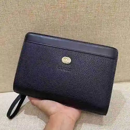 El bolso exclusivo para hombre de GUCC está hecho de piel de vaca original importada y una bolsa de 