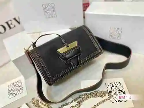 El bolso bandolera Loew Loewe está hecho de piel de vaca importada de una sola pieza con una bolsa d