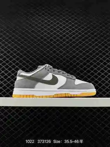 El zapato 3 Nike Dunk Low "Triple Black" Black Samurai presenta una combinación de colores