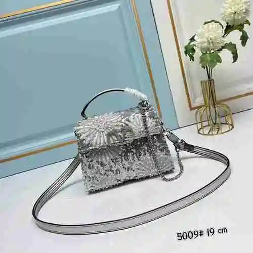 El bolso Valentino está hecho de piel de vaca original importada, con una bolsa de regalo de entrega
