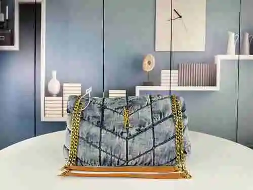 YSL Saint @ Roland Denim Cloud Bag está hecho de piel de vaca original importada con una bolsa de re