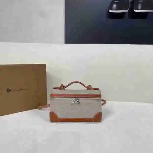 El bolso cruzado Loro Piana Nuoyu Pianya está hecho de cuero de vaca original importado y una bolsa 