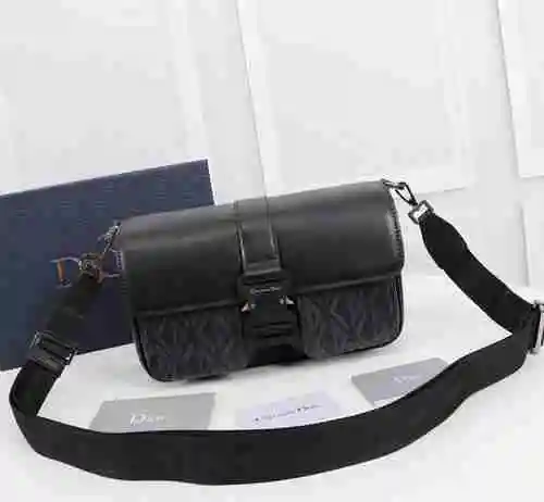 El bolso cruzado exclusivo para hombre DIOR está hecho de piel de vaca original importada y se entre