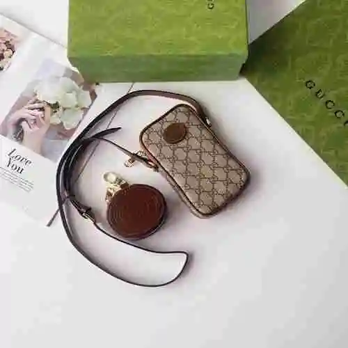 La bolsa para teléfono móvil GUCCI está hecha de material de lona importado, con una bolsa de regalo