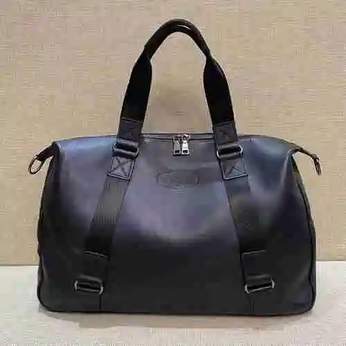La bolsa de viaje exclusiva para hombres PR@ADA está hecha de piel de vaca original importada y una 