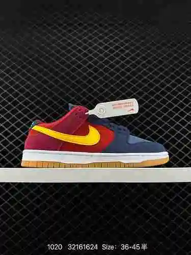 2 Nike SB Dunk Low "Barcelona" Este zapato está hecho de gamuza, con un color castaño que 