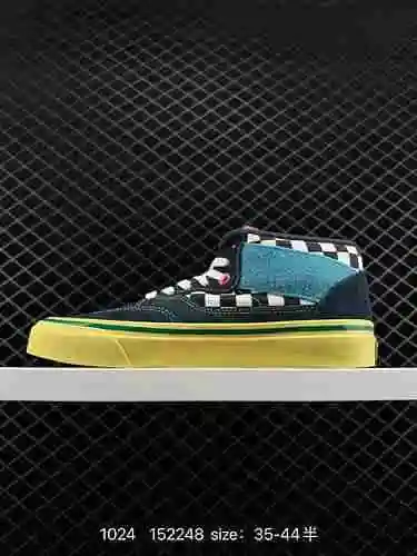El modelo 240000 Liberaiders x Vans Half Cab 33 DX está hecho de gamuza lavada, así como Liberaiders