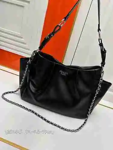 El bolso de hombro PRADA está hecho de piel de vaca original importada y una bolsa de regalo de entr