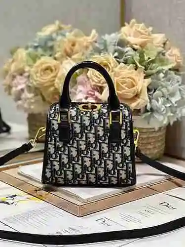 El bolso DIOR está hecho de cuero original importado de primer nivel y una versión réplica de alta g