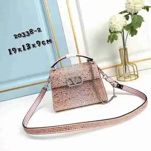 El bolso Valentino está hecho de piel de vaca original importada, con una bolsa de regalo de entrega