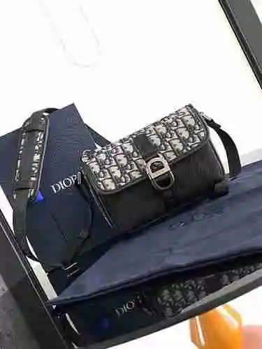 El bolso cruzado exclusivo para hombre DIOR está hecho de piel de vaca original importada y se entre