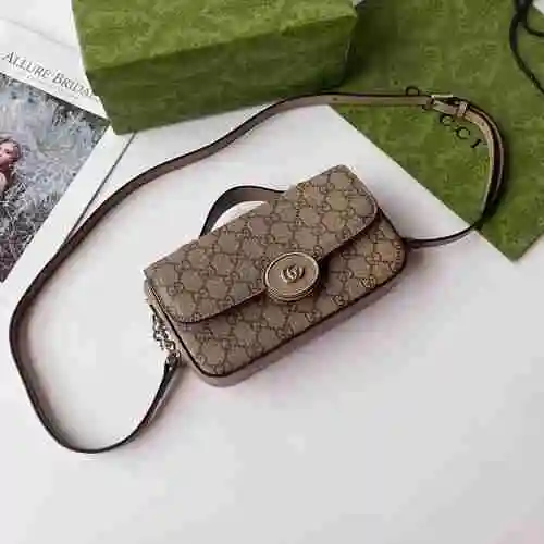 El bolso bandolera GUCCI está hecho de material de lona importado, con una bolsa de regalo de entreg