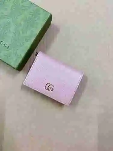 La billetera con clip corto de GUCCI adopta una bolsa de regalo de entrega de alta calidad de piel d