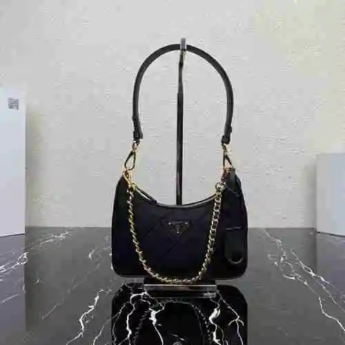 La bolsa para axilas PRADA está hecha de cuero original importado de primer nivel y una versión répl