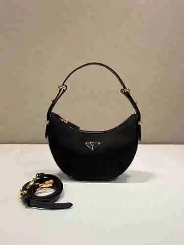 La bolsa para axilas PRADA está hecha de cuero original importado de primer nivel y una versión répl