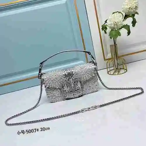 El bolso Valentino está hecho de piel de vaca original importada, con una bolsa de regalo de entrega