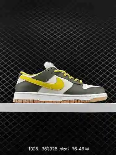 La colección de zapatos de críquet Nike SB Zoom Dunk Low es una zapatilla casual clásica y versátil 