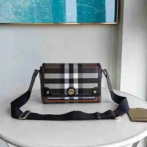 El bolso bandolera BUR Burberry está hecho de cuero original importado de primer nivel y una versión