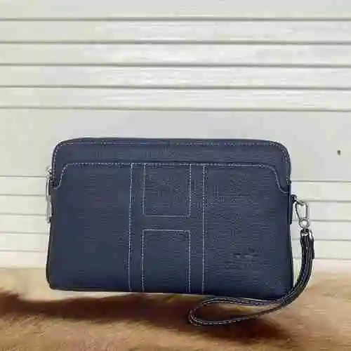 El bolso exclusivo para hombre HER Love @ MAS está hecho de piel de vaca original importada, con una