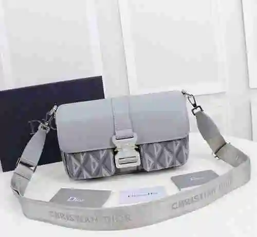 El bolso cruzado exclusivo para hombre DIOR está hecho de piel de vaca original importada y se entre