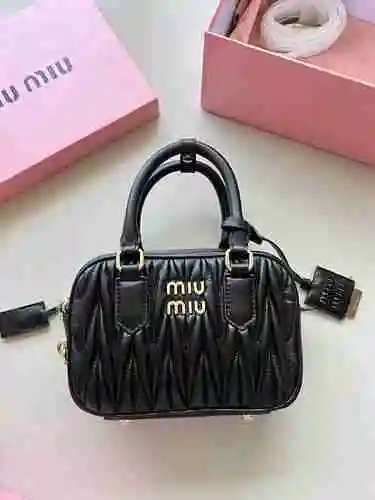 El bolso Miumiu está hecho de piel de vaca original importada con una bolsa de regalo de entrega de 