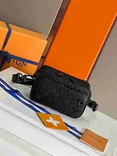 La exclusiva bolsa para teléfono móvil de LV para hombres está hecha de una bolsa de regalo de entre