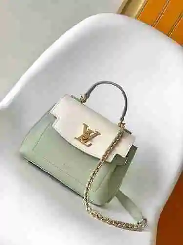 El bolso cruzado LL adopta una versión de réplica de cuero original importada de primer nivel para l