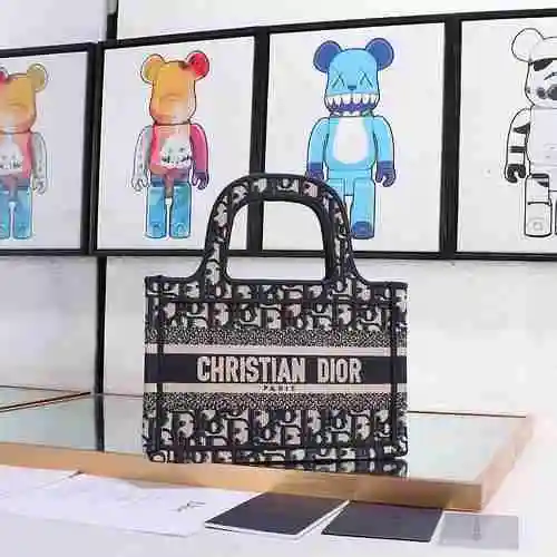 El bolso DIOR está hecho de piel de vaca original importada y una bolsa de regalo de entrega de alta