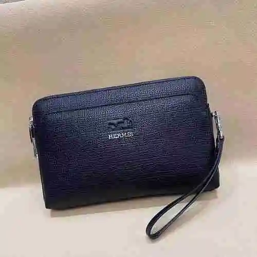 El bolso exclusivo para hombre HER Love @ MAS está hecho de piel de vaca original importada, con una