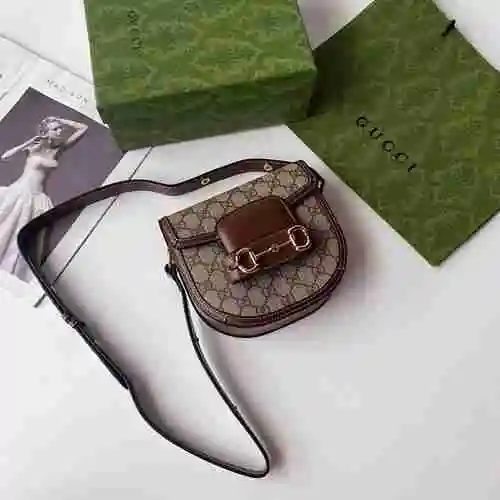 La alforja GUCCI está hecha de material de lona importado, con una bolsa de regalo de entrega de alt