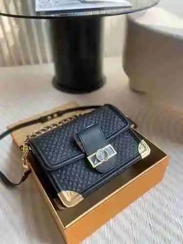 El bolso cruzado LL adopta una versión de réplica de cuero original importada de primer nivel para l