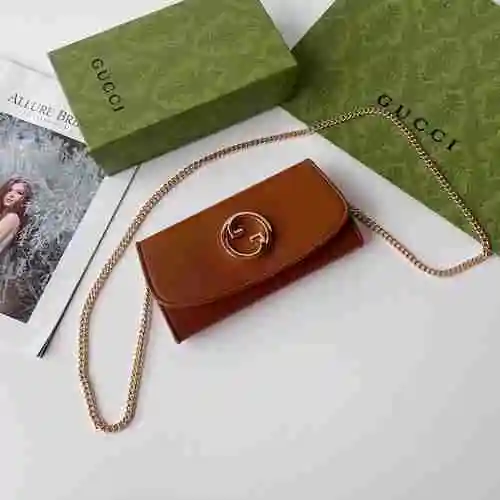 El bolso con cadena GUCCI está hecho de material de lona importado, con una bolsa de regalo de entre