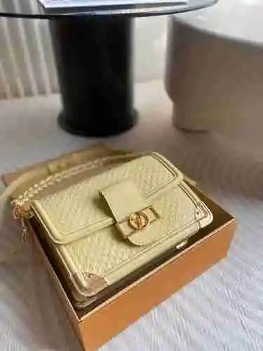 El bolso cruzado LL adopta una versión de réplica de cuero original importada de primer nivel para l