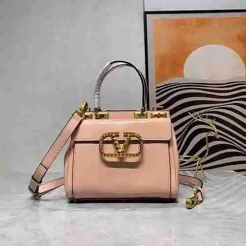 El bolso Valentino está hecho de piel de vaca original importada, con una bolsa de regalo de entrega
