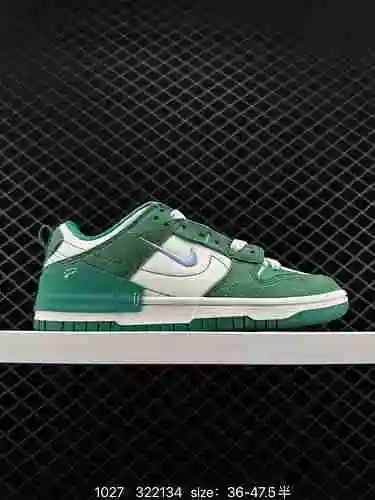 7 tomas en vivo exclusivas de las NK Dunk Low Disrupt 2 en marrón claro. El Nike Swoosh en el lado i