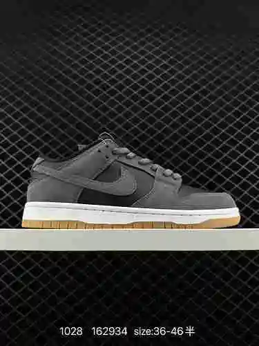 La parte superior gris neblina 7 Nike SB Dunk Low presenta una base de cuero abatanado y una capa de