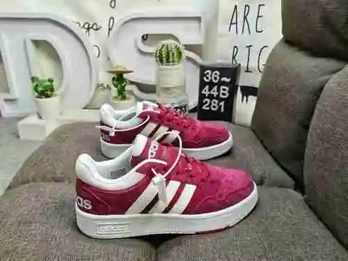 The 281D/adidas HOOPS 3.0 versatile single piece tennis casual board shoe is inspired by the rich hi