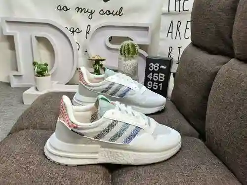 The 951DAdidas Originals ZX500 officially welcomes a new Boost upgrade version, Commonwealth x Adida
