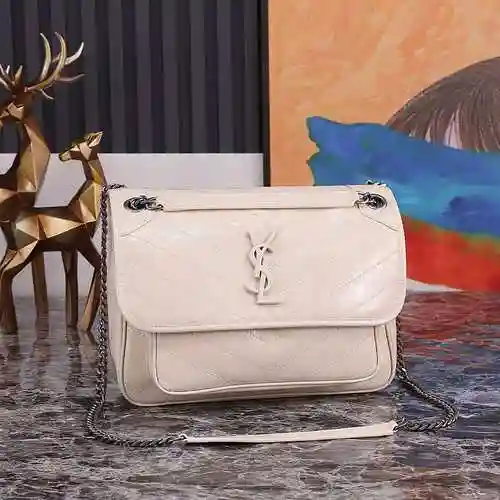 YSL Saint Luo @ Lan Chain Bag está hecho de una bolsa de regalo de entrega de alta calidad de piel d