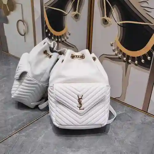 La mochila YSL Saint Luo @ Lan está hecha de piel de vaca importada de una sola pieza con una bolsa 