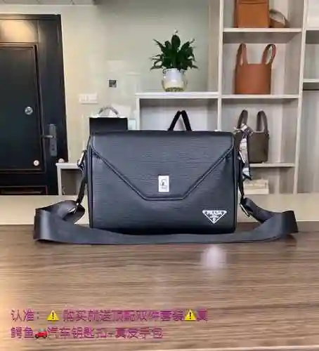 El bolso cruzado exclusivo para hombre PRA@DA está hecho de cuero original importado de primera cali