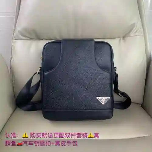 El bolso cruzado exclusivo para hombre PRA@DA está hecho de cuero original importado de primera cali