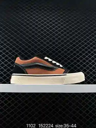 2. Usando mocasines Knu Skool para presentar el encanto villano de la animación del Rey León, el vil