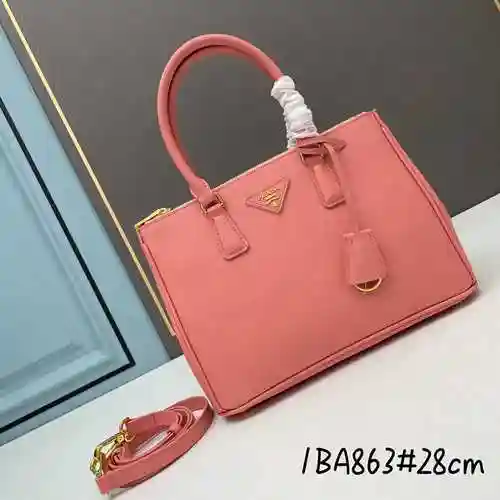 PR@ADA El bolso está fabricado en piel de vacuno original importada, con una bolsa de regalo de entr
